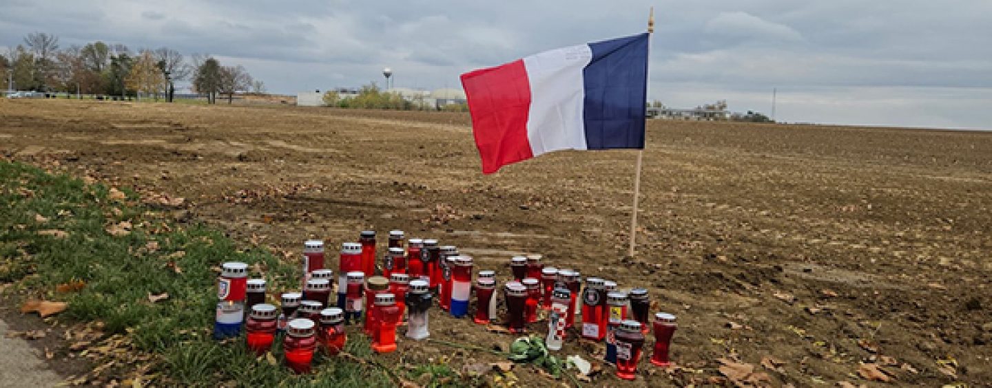 PODIGNIMO SPOMENIK JEANU-MICHAELU NICOLIERU PORED HANGARA