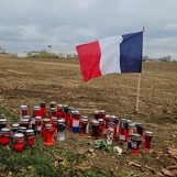 PODIGNIMO SPOMENIK JEANU-MICHAELU NICOLIERU PORED HANGARA