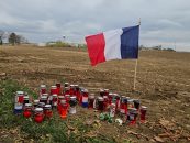 PODIGNIMO SPOMENIK JEANU-MICHAELU NICOLIERU PORED HANGARA