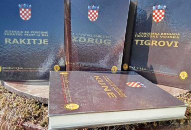 ČETIRI RATNE KNJIGE ČETIRI EURA