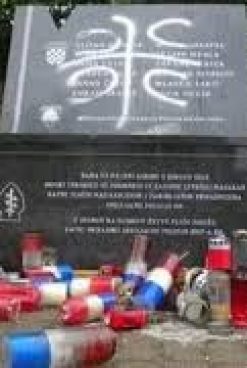 12 ČEMPRESA ZA 12 APOSTOLA, A DA NE BI UZNEMIRAVALI TAMOŠNJE SRBE NISU SE USUDILI NAPISATI DA SU POGINULI OD ČETNIČKE RUKE