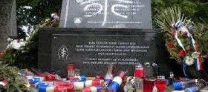 12 ČEMPRESA ZA 12 APOSTOLA, A DA NE BI UZNEMIRAVALI TAMOŠNJE SRBE NISU SE USUDILI NAPISATI DA SU POGINULI OD ČETNIČKE RUKE