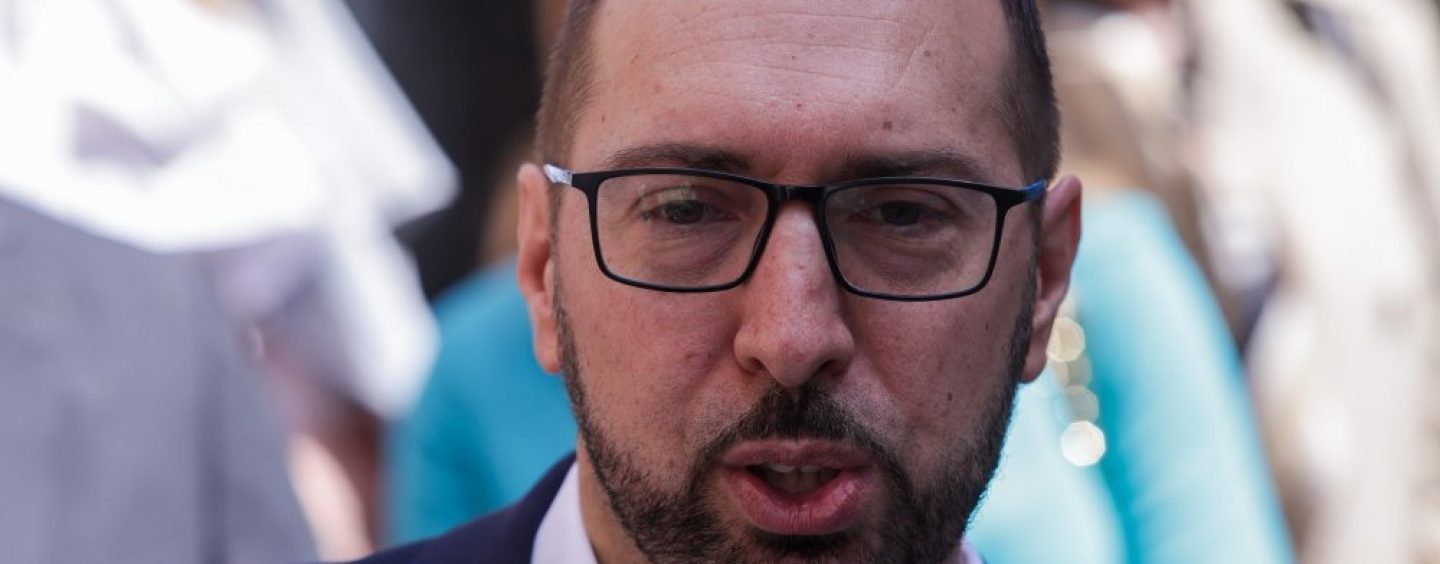 TOMAŠEVIĆEV IGROKAZ, PREKID PRIJENOSA I OFUCANE KRPE NA INSTITUCIJAMA