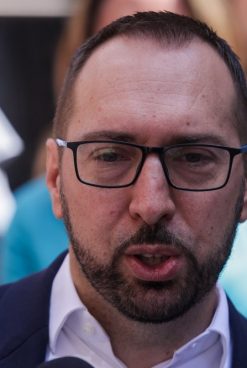 TOMAŠEVIĆEV IGROKAZ, PREKID PRIJENOSA I OFUCANE KRPE NA INSTITUCIJAMA