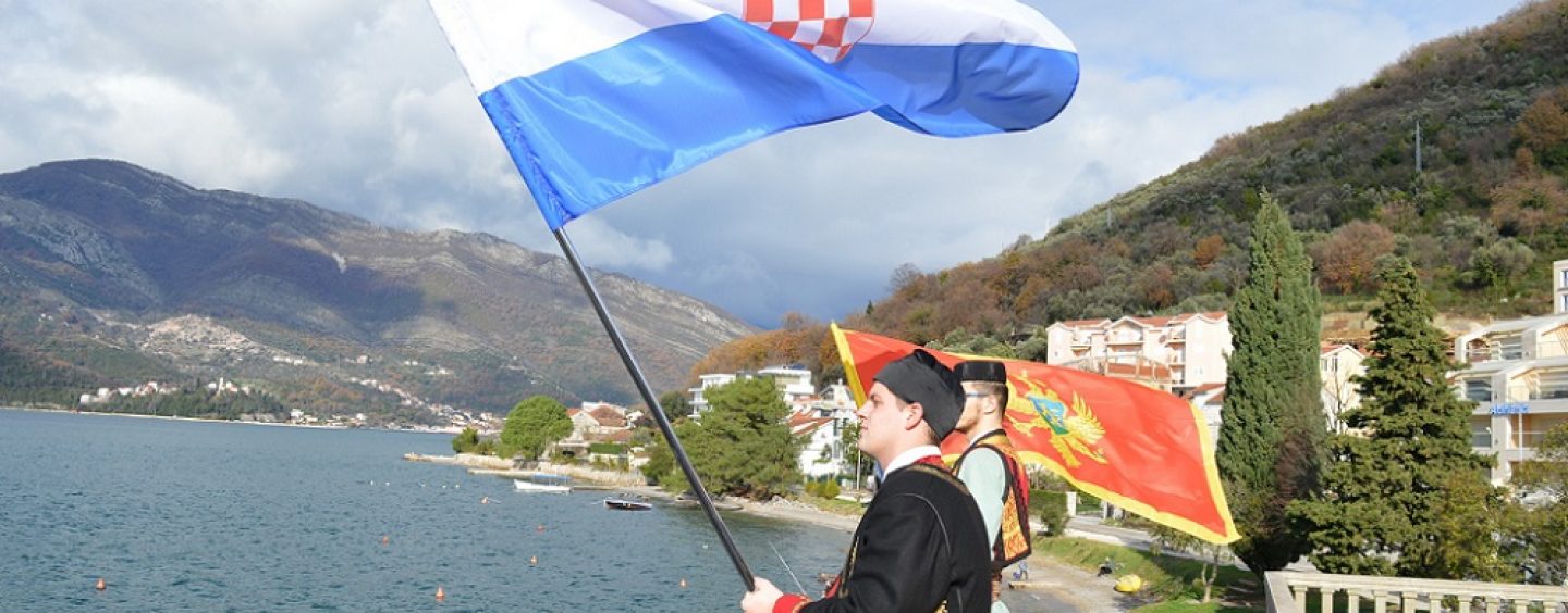 ŠAHOVNICA I CRNOGORSKA ZASTAVA U TIVTU