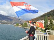 ŠAHOVNICA I CRNOGORSKA ZASTAVA U TIVTU