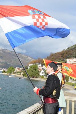 ŠAHOVNICA I CRNOGORSKA ZASTAVA U TIVTU