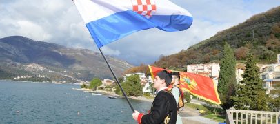 ŠAHOVNICA I CRNOGORSKA ZASTAVA U TIVTU