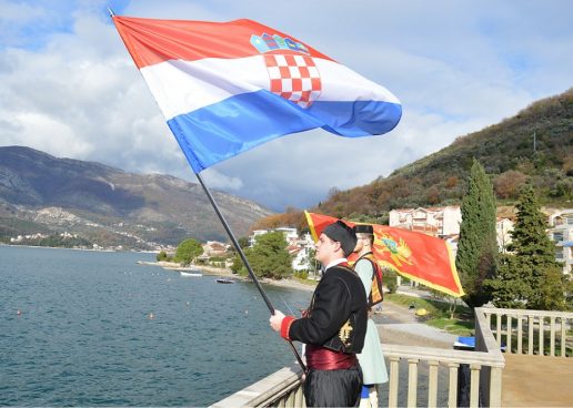 ŠAHOVNICA I CRNOGORSKA ZASTAVA U TIVTU