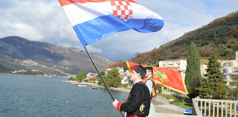 ŠAHOVNICA I CRNOGORSKA ZASTAVA U TIVTU