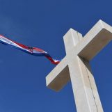 KNINSKA ESTRADA I POLITIČKA PREPUCAVANJA
