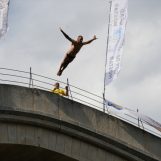 SKOKOVI S MOSTA U NEOČIŠĆENU NERETVU