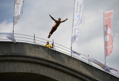 SKOKOVI S MOSTA U NEOČIŠĆENU NERETVU