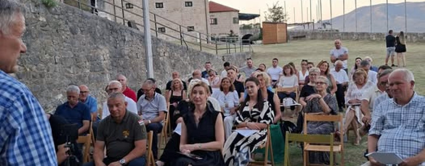 PJESNICI U KNINU POD STIJEGOM SLOBODE