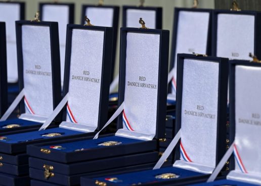 TUĐMAN JE DODIJELIO 735, MESIĆ 10, JOSIPOVIĆ 3,2, A KOLINDA TAKOĐER OKO 3 TISUĆE ODLIKOVANJA