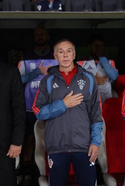 BILIĆ NIJE STAVIO RUKU NA SRCE I ZAPJEVAO HIMNU