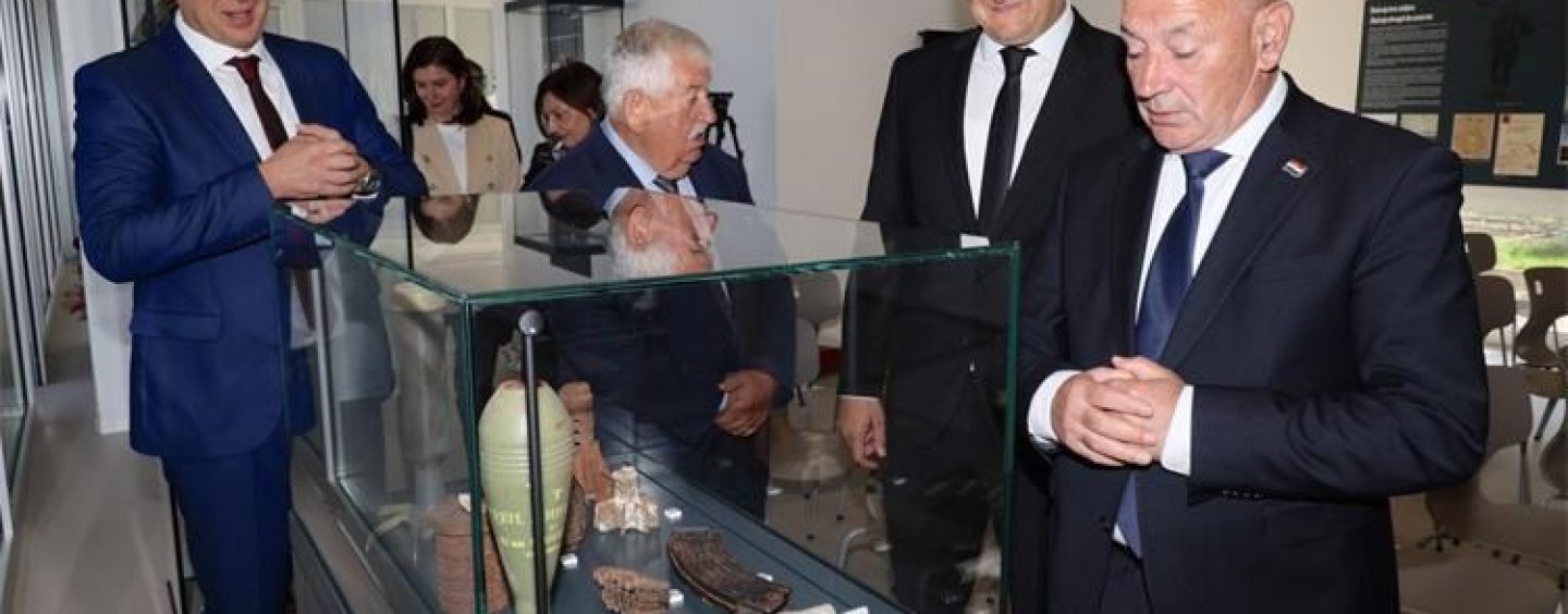 VJEČNI KRIK I OPOMENA