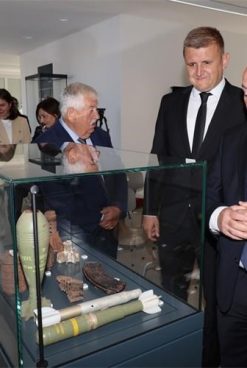 VJEČNI KRIK I OPOMENA