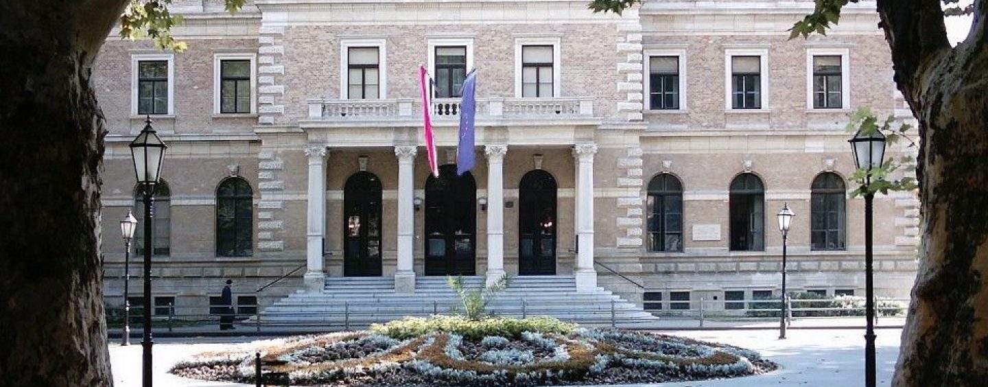 AKADEMIJA U KRONIČNOM STRAHU OD ZAMJERANJA POSTALA HRAM ŽIVIH MRTVACA